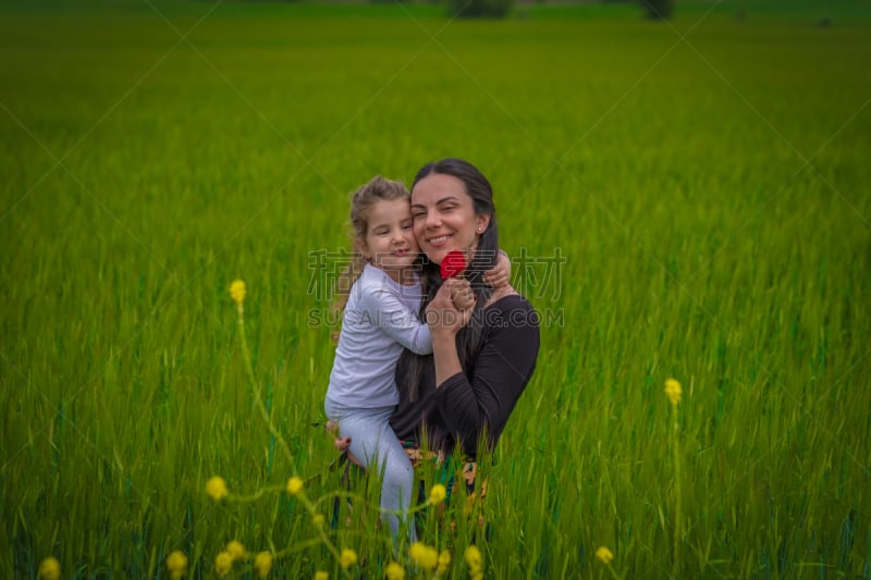 母女,美,水平画幅,美人,单身母亲,独生子女家庭,夏天,户外,白人,抱