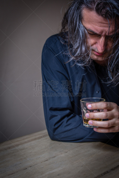 威士忌,男人,玻璃杯,白兰地酒杯,科涅克,白兰地,垂直画幅,精神忧郁症,含酒精饮料,饮料