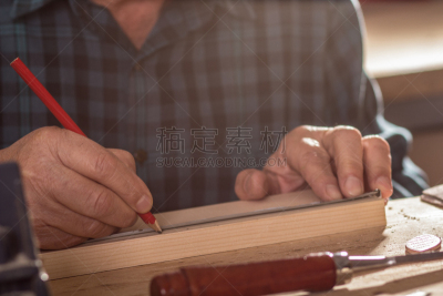木工,老年人,车间,建筑承包商,建筑设备,工作年长者,男性,仅男人,仅成年人,建筑业
