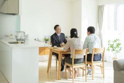男商人,中老年伴侣,仅日本人,金融顾问,日本人,股市和交易所,半身像,家庭保险,房地产,忠告
