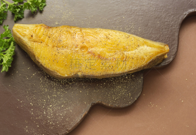 褐色,大比目鱼,厚木板,烟熏食品,乡村风格,切片食物,饮食,动物皮,水平画幅,海产
