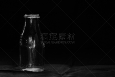 牛奶瓶,黑色背景,玻璃体液,苏打水瓶,盐瓶,调酒器,葡萄酒,水,水平画幅,形状