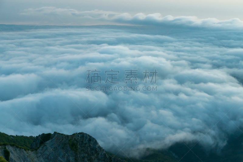 Sea ​​of ​​clouds in Mount Daisen. (Tottori, Japan)