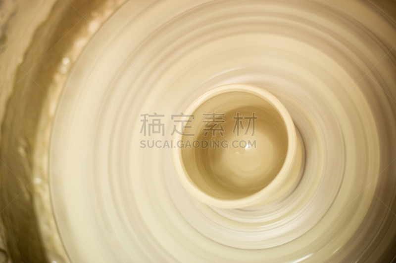 陶瓷工艺品,陶工旋盘,表现主义,艺术模特,面无表情,纯净,仅成年人,现代,设计