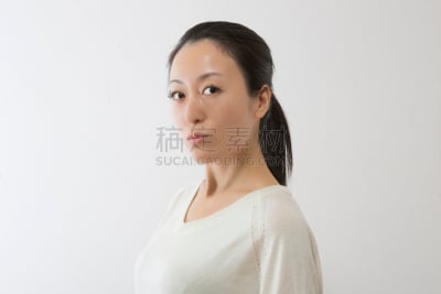 注视镜头,女人,美,30到39岁,留白,半身像,体型,彩妆,水平画幅,仅成年人