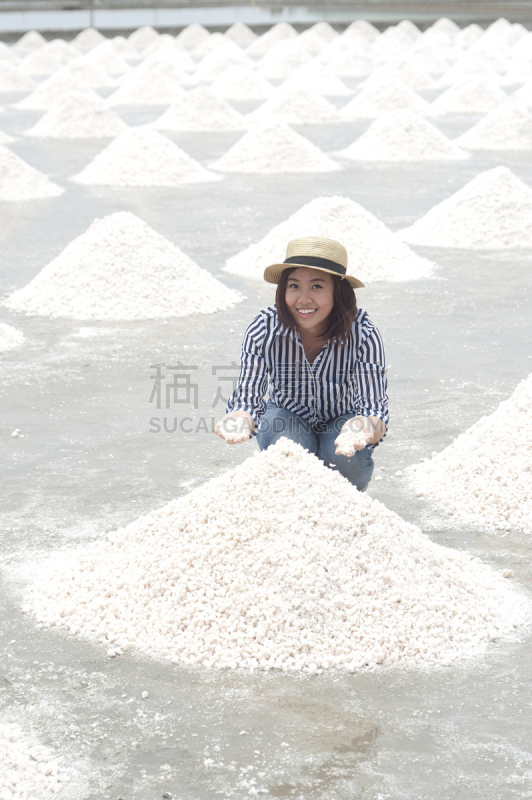 女人,垂直画幅,矿物质,沙子,人,长方形,凹陷地形,岛,生理盐水,堆