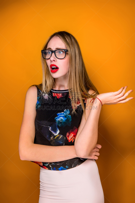 面部表情,注视镜头,青年女人,人情味,垂直画幅,正面视角,仅成年人,想法,青年人,人的头部