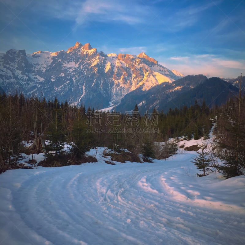 schneebedeckte Straße und Berg glühen