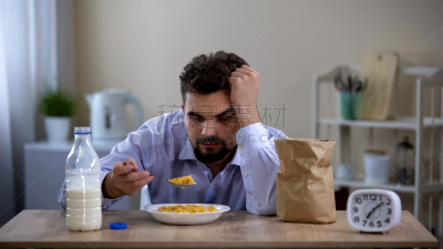 疲劳的,糖,青年人,早餐,不健康食物,男人,寂寞,玉米片,不健康的生活方式,早晨