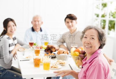 晚餐,快乐,家庭,亚洲,葡萄酒,少量人群,半身像,生日,饮料,男性
