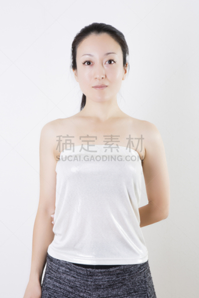 注视镜头,女人,垂直画幅,留白,半身像,彩妆,仅成年人,润肤露,自然界的状态