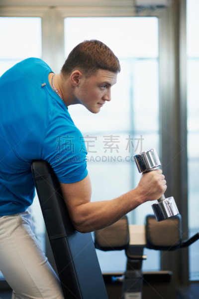 哑铃,男人,松弛练习,撑杆跳杆,男子的田赛项目,运动裤,垂直画幅,杠铃,t恤,蓝色