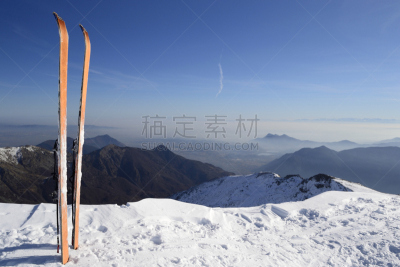 在上面,滑雪雪橇,田园风光,屈膝旋转滑雪,都灵省,非滑雪场地的滑雪,水平画幅,雪,无人,户外