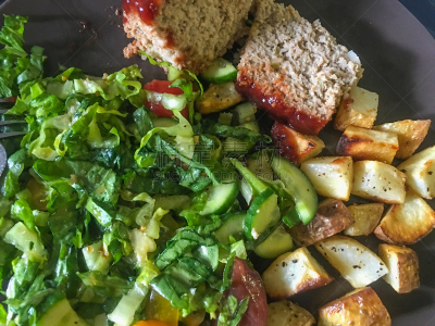 patatas bravas,meat loaf,沙拉,美味,水平画幅,膳食,精制土豆,塞满了的,特写,开胃酱