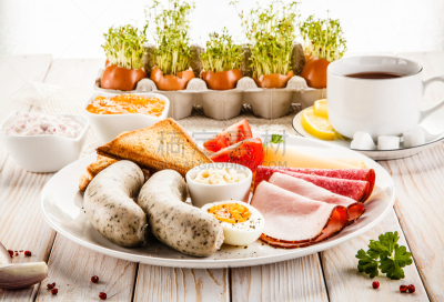 煮鸡蛋,奶酪,蔬菜,火腿,早餐,熏三文鱼,烟熏肠,布里白乳酪,意大利腊肠,波兰