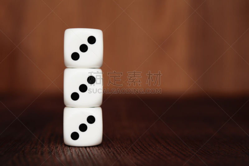 褐色,塑胶,白色,数字,斑点,骰子,黑色,三个物体,厚木板,背景