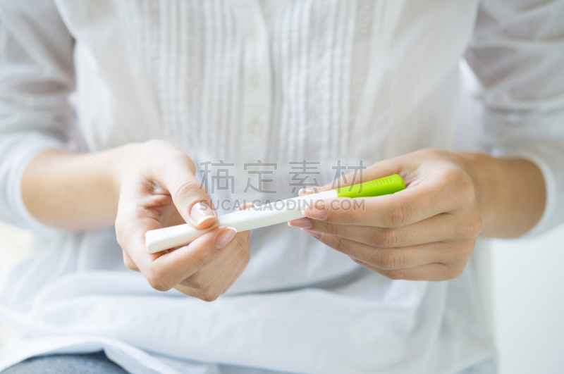 女人,拿着,孕检,生物钟,结论,30到39岁,水平画幅,白人,特写,仅成年人