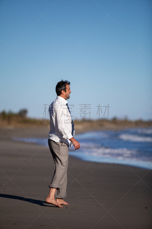 卷边裤,商务,中老年人,海滩,衬衫领带,男人,白色,裤子,赤脚,步行