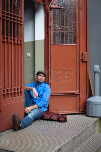 等,男人,男性美,进口标志,工业用门,软帽,正门,垂直画幅,男子气概,美人