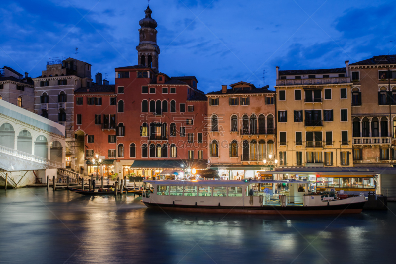 Blaue Stunde am Canal Grande, Fahrgastschiff, Botsanleger und bunte Häuser