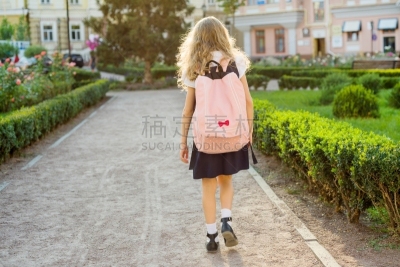 制服,青年人,女生,背面视角,背包,青少年,未成年学生,知识,后背,街道