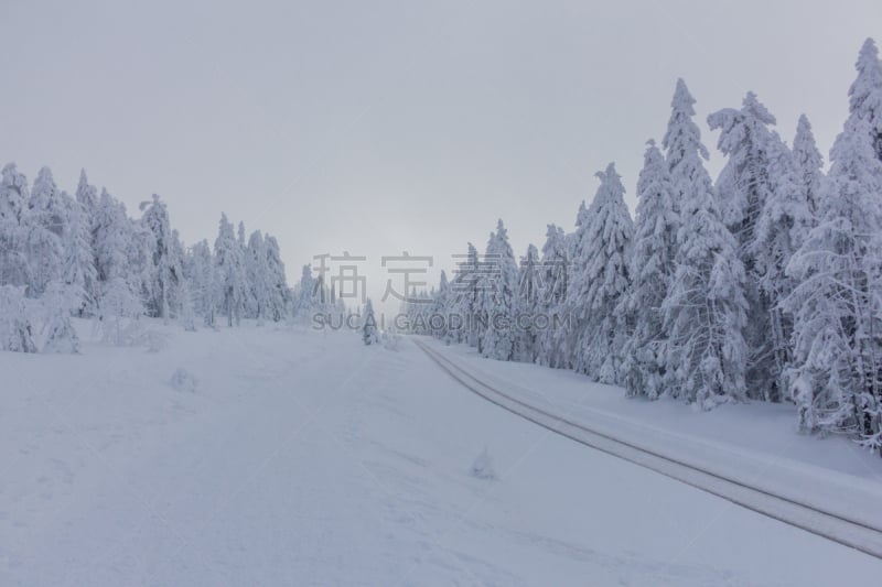 Auf dem Weg durch die schöne Winterlandschaft im Harz