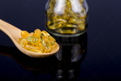 鱼油,黑色背景,海产,化妆用品,营养品,动物消化系统,大特写