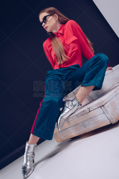女人,大学选手,台阶楼梯,垂直画幅,美,留白,银色,美人,高跟鞋,不看镜头