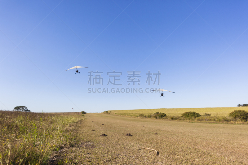 超轻型飞机,飞机坠落,机场,水平画幅,蓝色,半空中,户外,草,运动,飞机