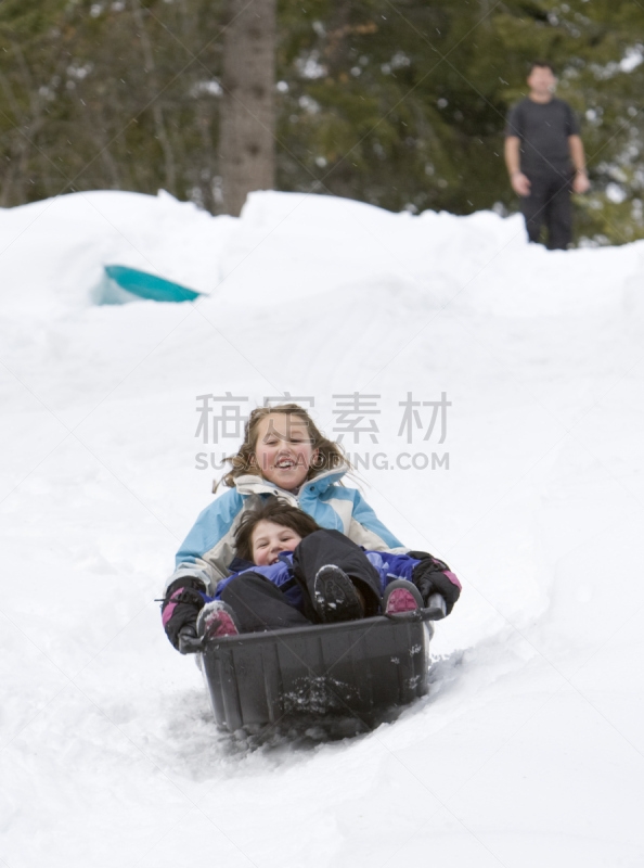 雪橇滑学,姐妹,两个人,垂直画幅,运动,冬天,雪,人,家庭,生活方式