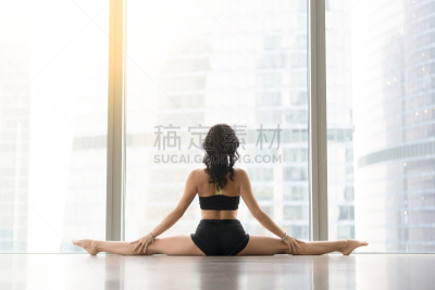 青年女人,窗户,背面视角,伸展三角式,室内地面,直发,八角式,舞王式,劈腿,普拉提