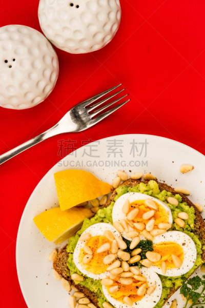 碾碎了的,粗麦面包,鳄梨,松籽,煮鸡蛋,垂直画幅,坚果,煮食,高视角,无人