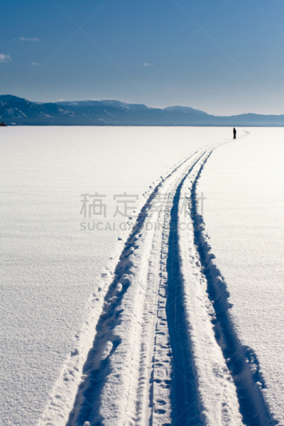 滑雪运动,一个人,湖,冻结的,雪上汽车运动,越野滑雪,摩托车越野赛,滑雪痕,垂直画幅,雪
