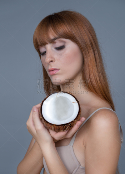 女人,水果,彩色背景,一个人,健康,椰子,细的,面部表情,雀斑,连衣裙