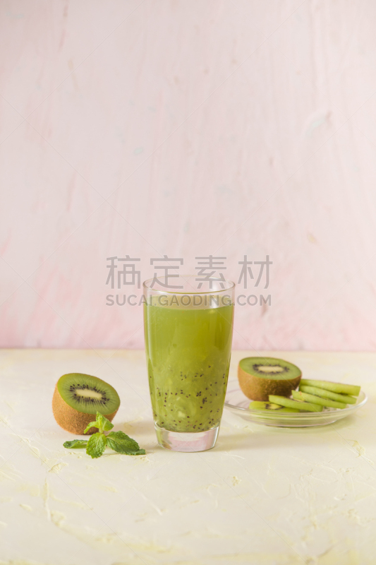 玻璃杯,鸡尾酒,白色背景,选择对焦,猕猴桃,薄荷,饮料,越南,蔬菜,清新
