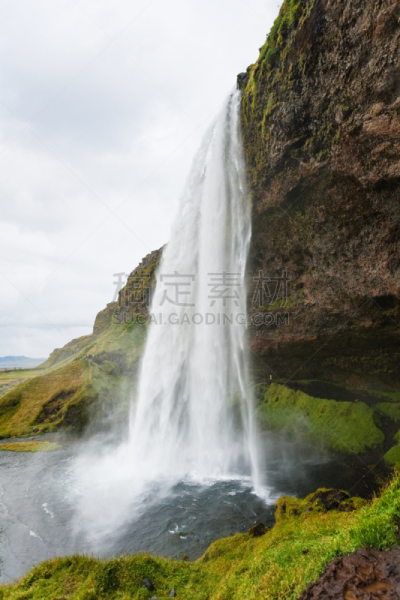 seljalandsfoss waterfall,九月,侧面视角,洞室,冰岛东南部,洞穴,冰岛国,垂直画幅,水,瀑布