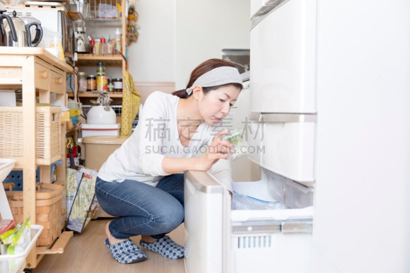 冰箱,食品,空的,奥福岛,冰柜,家庭妇女,浴衣,家居服,仅一个中老年女人,休闲活动