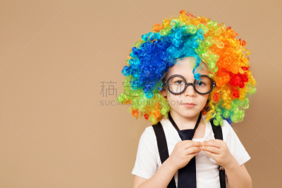 假发,小丑,男孩,注视镜头,特写,眼镜,生日,音乐节,学校宴会,彩色图片