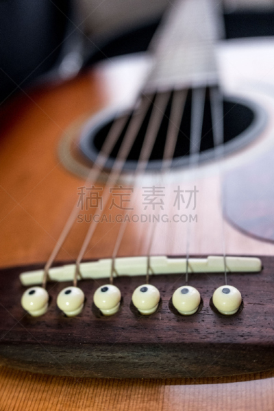 声学吉他,特写,平衡折角灯,二孔,和弦桥,调音弦轴,水中竞技赛,别针,鞍,指板