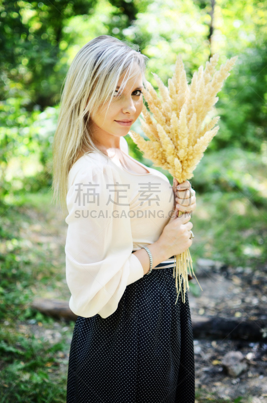 乡村风格,女孩,人的耳朵,森林,稷,垂直画幅,美,美人,夏天,户外
