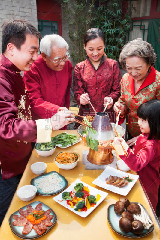 传统服装,膳食,家庭,衣服,传统,祖母,五个人,孙女,亚洲人,垂直画幅