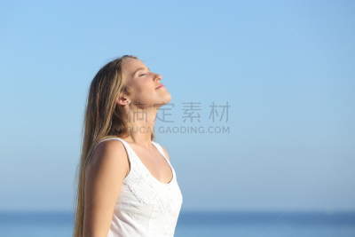 金色头发,女人,幸福,自然美,天空,美,青少年,风,青春期,休闲活动