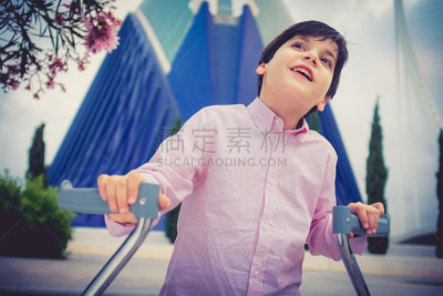 脑瘫,肢体缺损,手杖,儿童,流动的行人,10岁到11岁,公园,水平画幅,智慧,美人