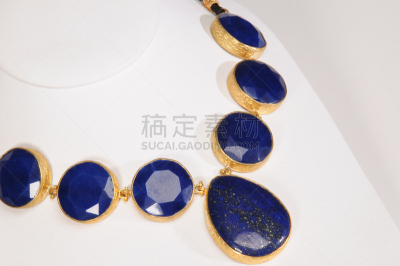 项链,个人随身用品,黄金,翡翠绿宝石,水平画幅,无人,女性特质,珠宝,一个物体,金色