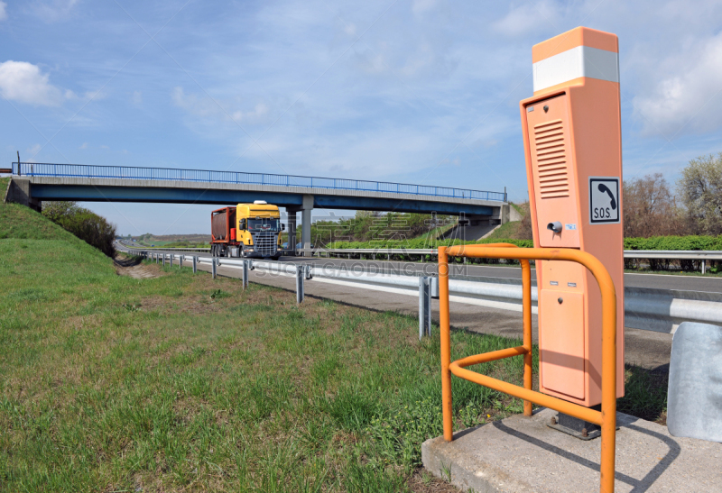 应急电话,高架道路,天空,水平画幅,绿色,电话机,市区路,蓝色,路,交通