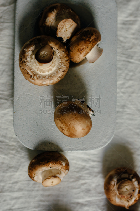 生食,食用菌,清新,桌子,crimini mushroom,蘑菇木耳,波托贝洛蘑菇,垂直画幅,饮食,素食