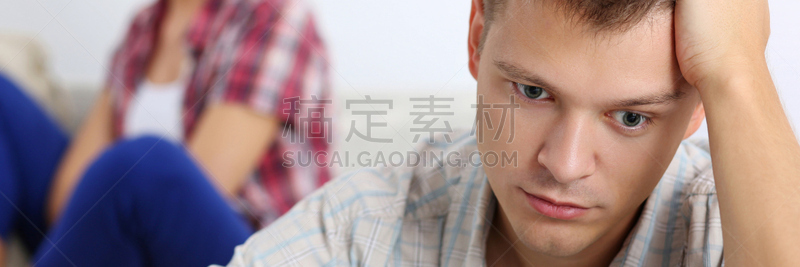 悲哀,问题,注视镜头,青年伴侣,悲痛,水平画幅,情绪压力,伴侣,偏远的,白人