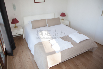 台灯,卧室,双人床,就寝时间,公寓,一个物体,灯,软垫,室内,图像