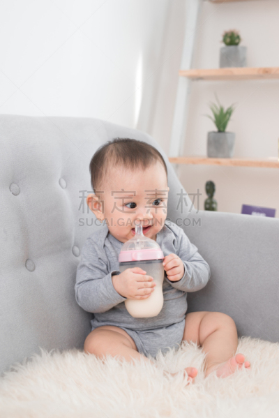 可爱的,牛奶,小的,瓶子,婴儿,人,秒表,微笑,喝