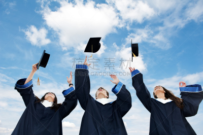 三个人,鸭舌帽,天空,青少年,水平画幅,人群,户外,白人,毕业,投